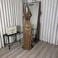 فستان دلايل الذهبي