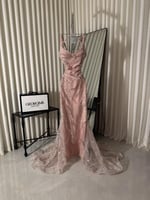 فستان مدى سهرة وردي بحمالات مفتوح طويل