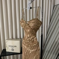 فستان سيلانا الذهبي