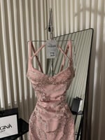 فستان مدى سهرة وردي بحمالات مفتوح طويل