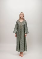 جلابية مطرزة بزهور ترتر N4122