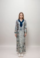 جلابية بترولي نسائي واسعة مطرزة بفتحة رقبة DC426