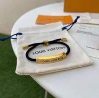 سوارة لويس فيتون