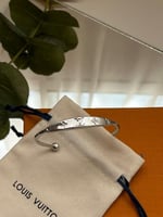 سوارة لويس فيتون