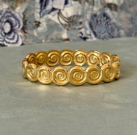 إسوارة الدوائر الذهبيه – أناقة تنبض بالتفرّد