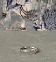 خاتم فضي مفتوح بفصوص لامعه