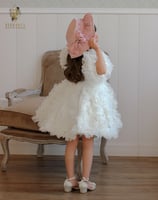 فستان مزين بالتل المكسر والتطريز