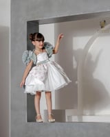 فستان مزين بالورود و فصوص لامعه