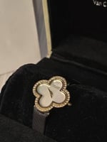 ساعة Alhambra من فان كليف مع الماس صناعي