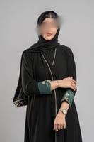 عباية كريب ملكي مع تطريز سيفين اطراف الكم والعباية