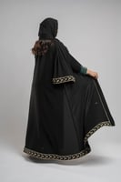 عباية كريب ملكي مع تطريز سيفين اطراف الكم والعباية