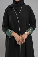 عباية كريب ملكي مع تطريز سيفين اطراف الكم والعباية