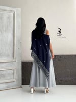 فستان فضي بتطريز كحلي