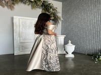 فستان بيج مزين بالشك