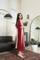 فستان احمر مع تطريز