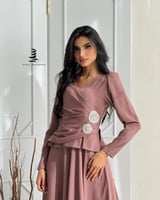 فستان بلون مميز مزين بالشك