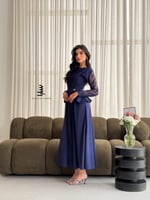 فستان كحلي مع تطريز