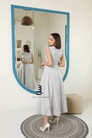 فستان باللون الفضي مزين بالشك