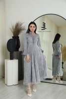 فستان رمادي بتطريز كامل