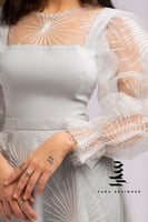 فستان فضي بتطريز كامل