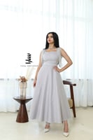 فستان فضي مزين بالشك