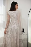 فستان بيج بتطريز عسلي