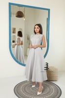 فستان باللون الفضي مزين بالشك