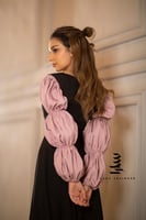 فستـان اسود بأكمام باللون الوردي