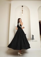 فستان باللون الاسود مزين بالشك