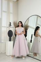 فستان وردي مزين بالشك