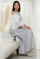 فستان فضي بتطريز