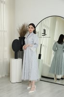 فستان فضي بتطريز كامل