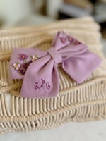 فيونكات بتطريز يدوي