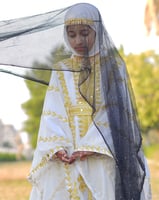 نشل بشت فاخر يوم التأسيس باللون العاجي