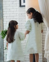 فستان أخضر فاتح بتطريز يدوي مع فيونكة