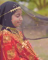 نشل فاخر يوم التأسيس باللون الأحمر