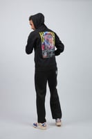 هودي اوفر سايز اسود بطبعة رجل الفضاء