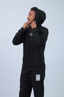 هودي اوفر سايز اسود بطبعة رجل الفضاء