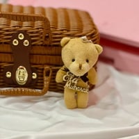 دب صغير بتعليقة عيد خشبية