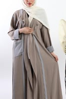 عباية ملونة بتداخل بين اللون البيج والرمادي وجيب ج...