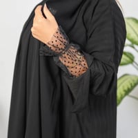 عبايه سوداء بكم دانتيل قماش مخطط بارد 1008