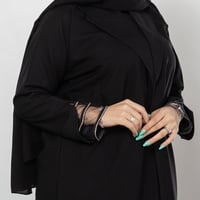 عباية سوداء صالونا سادة بدانتيل مطرز R1117