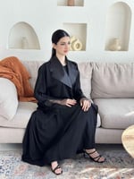 عباية سوداء أنيقة بلمسات من الدانتيل 7029