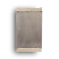 سجادة صلاة خفيفة مع كتابة الاسم لون بيج