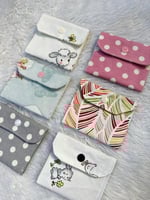 حقائب قماشية بألوان مختلفة