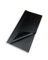 تغليف هدايا لون أسود مع شريطة مميزة