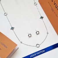 اسوارة وحلق لويس فيتون