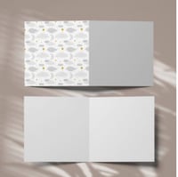 كرت غيوم رمادي