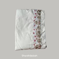 فلة بزهور صغيرة