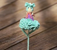 وردة على شكل دمية